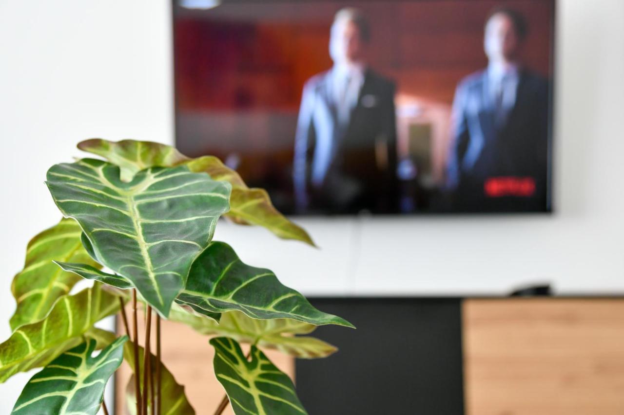 Ferienwohnungen Am Theater - Modern, Zentral Und Ruhig Mit Kueche, Waschtrockner, Netflix, Wlan Und Parkplatz- 2 Zimmer, 52 Qm كوتبوس المظهر الخارجي الصورة