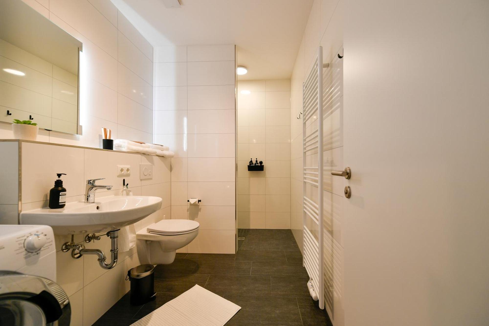 Ferienwohnungen Am Theater - Modern, Zentral Und Ruhig Mit Kueche, Waschtrockner, Netflix, Wlan Und Parkplatz- 2 Zimmer, 52 Qm كوتبوس المظهر الخارجي الصورة